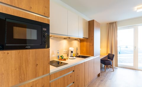 Deluxe Apartment | Private kitchen | Full-size fridge, microwave, stovetop, dishwasher