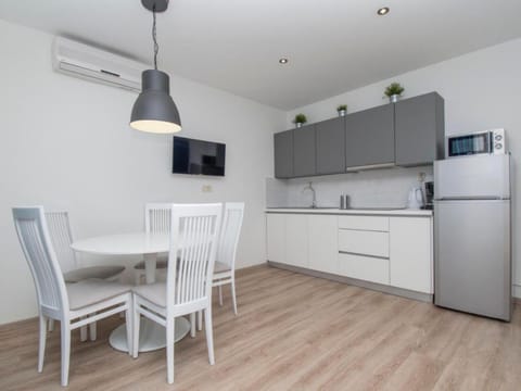 Apartment (Comfort One-Bedroom Apartment with Ba) | Private kitchen | Fridge