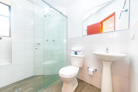 Triple Room | Bathroom | Shower, free toiletries, towels, soap