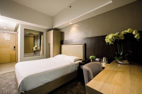 Superior Single Room, 1 Bedroom, Non Smoking, City View | Premium bedding, down comforters, pillowtop beds, minibar