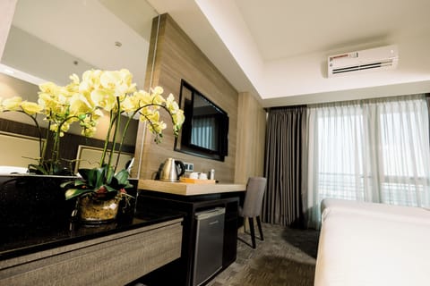 Deluxe Double or Twin Room, 1 Bedroom, Non Smoking, City View | Premium bedding, down comforters, pillowtop beds, minibar