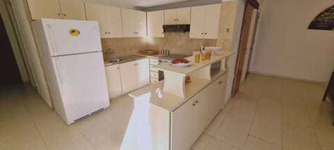 Economy Apartment | Private kitchen | Full-size fridge, oven, stovetop, electric kettle