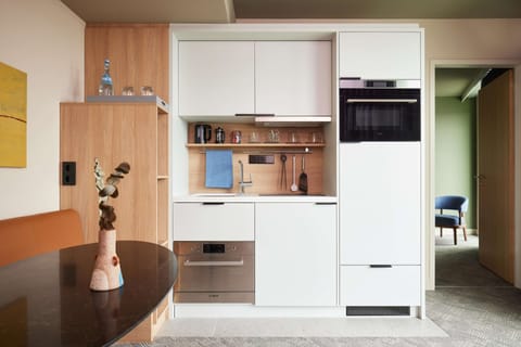 Full-size fridge, microwave, stovetop, dishwasher