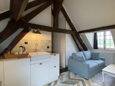 Comfort Suite | Private kitchenette | Coffee/tea maker, electric kettle