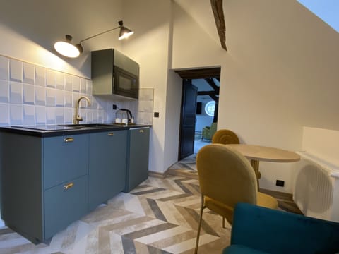 Deluxe Suite | Private kitchenette | Coffee/tea maker, electric kettle