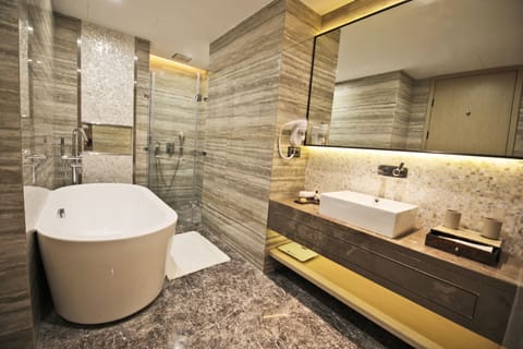 Executive Double Room | Bathroom | Free toiletries, slippers, towels, soap