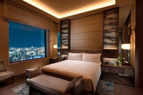 Presidential Suite, 1 King Bed | In-room safe, desk, laptop workspace, blackout drapes