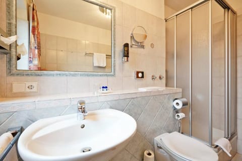 Classic Single Room | Bathroom | Free toiletries, hair dryer, bathrobes, towels