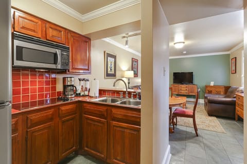 Executive Suite, 1 King Bed, Non Smoking, Kitchen | Private kitchen | Full-size fridge, microwave, oven, stovetop