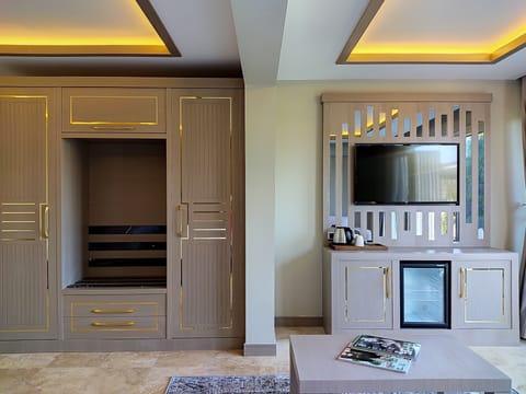 Family Suite | Minibar, in-room safe, free WiFi