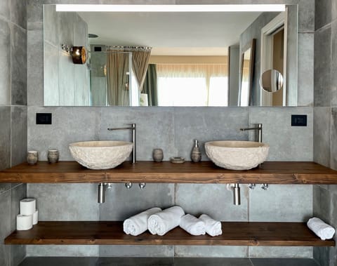 Luxury Room, 1 Bedroom, Non Smoking | Bathroom | Towels