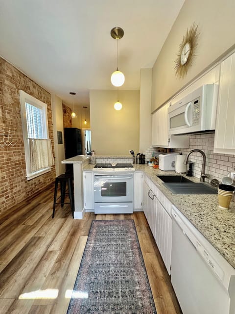 Premier Condo | Private kitchen | Oven, stovetop, dishwasher, coffee/tea maker