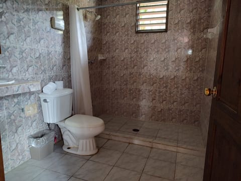 Basic Cabin, Multiple Beds, Garden View | Bathroom | Shower, free toiletries, towels