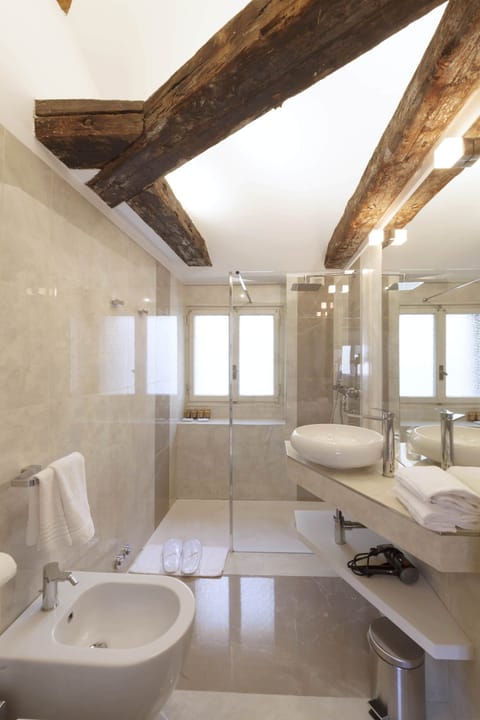 Deluxe Double Room (Foscolo Il palazzo) | Bathroom | Rainfall showerhead, hair dryer, slippers, bidet
