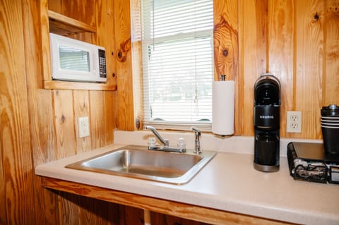 Deluxe Cabin | Private kitchen | Microwave, coffee/tea maker, paper towels