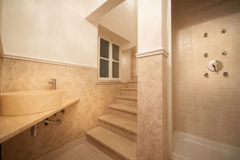 Classic Triple Room | Bathroom | Shower, hair dryer, bidet, towels