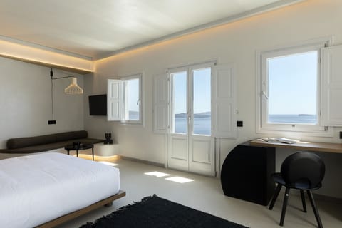 Standard Suite with sea view | Minibar, in-room safe, free WiFi, bed sheets