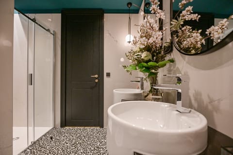 Superior Room | Bathroom | Shower, hair dryer, slippers, towels