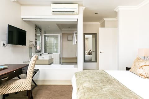 Bay Residence | Iron/ironing board, free WiFi, bed sheets