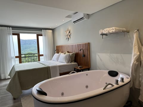 Minibar, free WiFi, bed sheets