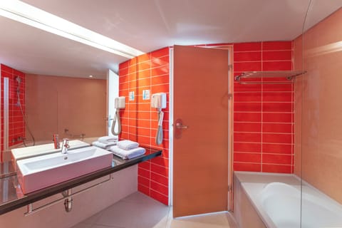 Double Room Inland View | Bathroom | Hydromassage showerhead, free toiletries, hair dryer, towels