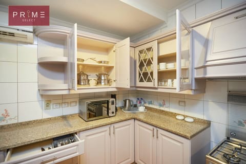 Apartment, 4 Bedrooms | Private kitchen | Fridge, microwave, cookware/dishes/utensils