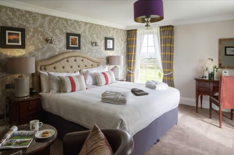 Opulent Suite | In-room safe, desk, iron/ironing board, free WiFi