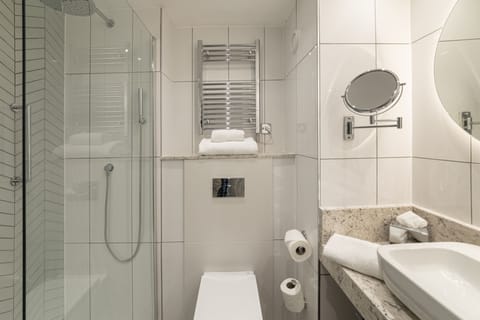 Executive Double or Twin Room, Golf View | Bathroom | Combined shower/tub, free toiletries, hair dryer, towels