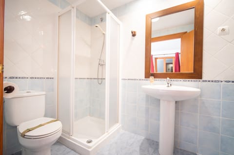 Standard Room | Bathroom | Rainfall showerhead, free toiletries, towels