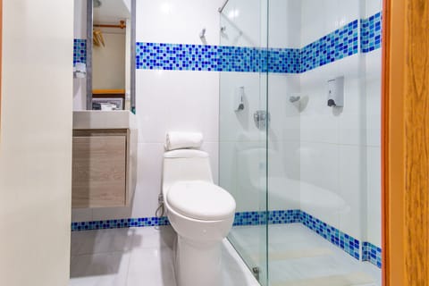 Single Room | Bathroom | Shower, designer toiletries, towels, soap