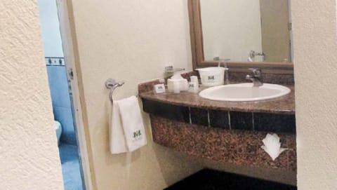 Traditional Double Room | Bathroom | Shower, rainfall showerhead, towels