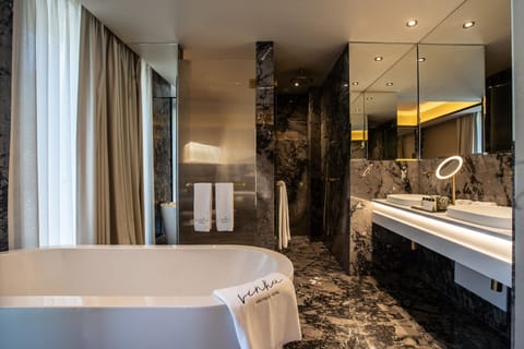 Deluxe Room | Bathroom | Combined shower/tub, free toiletries, hair dryer, bathrobes