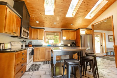 House, Private Bathroom, Ocean View (Byrdies) | Interior