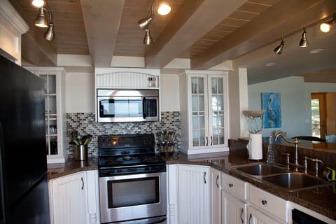 House, Private Bathroom, Ocean View (Nautilus) | Shared kitchen | Coffee/tea maker