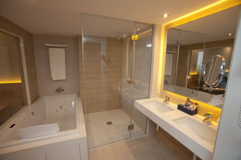 Junior Suite | Bathroom | Free toiletries, hair dryer, towels