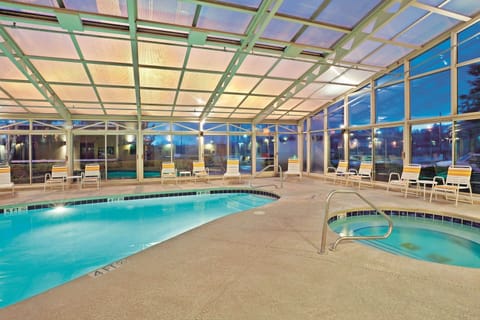 Indoor pool, sun loungers