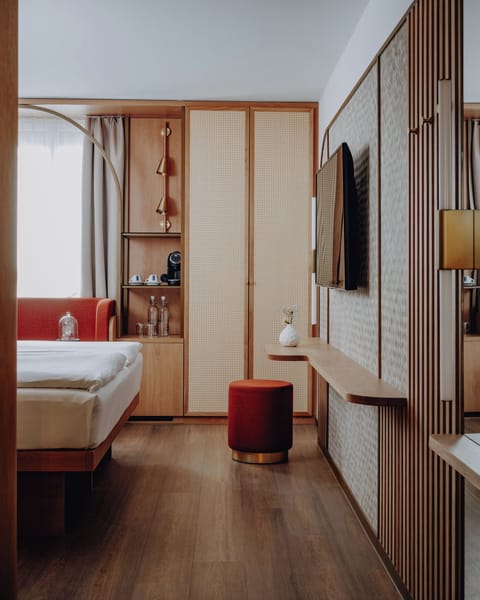 Premium bedding, in-room safe, blackout drapes, soundproofing