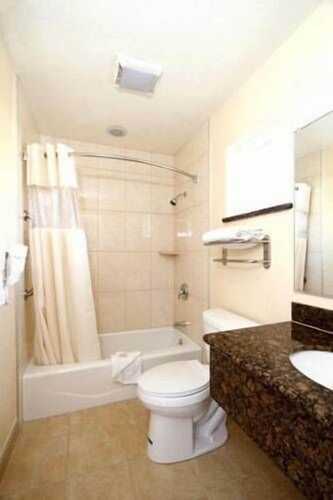 Standard Double Room | Bathroom | Combined shower/tub, hair dryer, towels