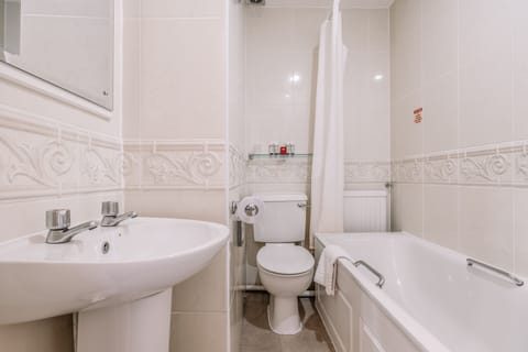 Family Room | Bathroom | Free toiletries, hair dryer, towels