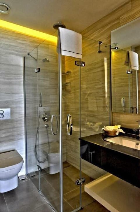 Standard Double or Twin Room | Bathroom