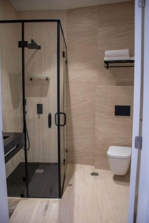 Deluxe Room, 1 King Bed, Accessible | Bathroom | Shower, hydromassage showerhead, designer toiletries, hair dryer