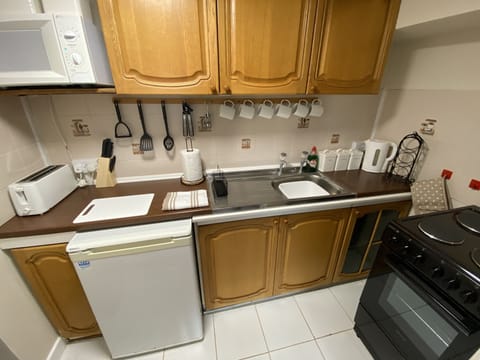 Cottage | Private kitchen | Fridge, microwave, oven, stovetop