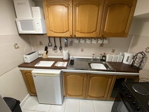 Cottage | Private kitchen | Fridge, microwave, oven, stovetop