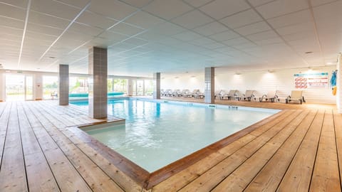 Indoor pool, sun loungers