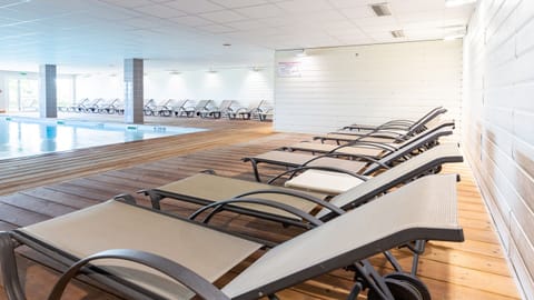 Indoor pool, sun loungers