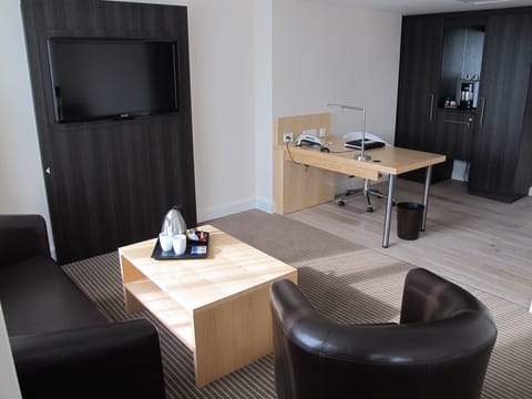 Premium bedding, pillowtop beds, in-room safe, desk