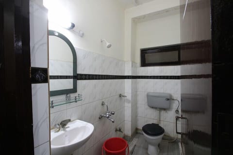 Standard Room (With AC) | Bathroom | Shower, rainfall showerhead, bathrobes, towels