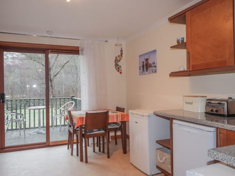 Cottage | Private kitchen | Fridge, electric kettle, toaster, cookware/dishes/utensils