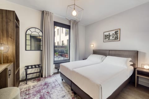 Classic Double Room | Bathroom | Shower, free toiletries, towels, soap