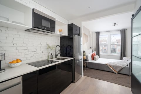 Maison Saint-Denis #3 | Private kitchen | Full-size fridge, microwave, oven, stovetop